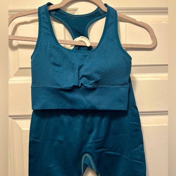 Fabletics Athletic / Workout Set - Picture 2 of 5